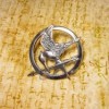 SPILLA PIN HUNGER GAMES TONO ARGENTO GHIANDAIA IMITATRICE OFFERTA