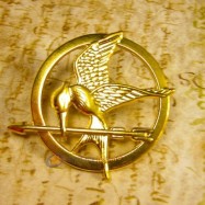 SPILLA PIN HUNGER GAMES TONO ORO GHIANDAIA IMITATRICE ALTA QUALITA' OFFERTA